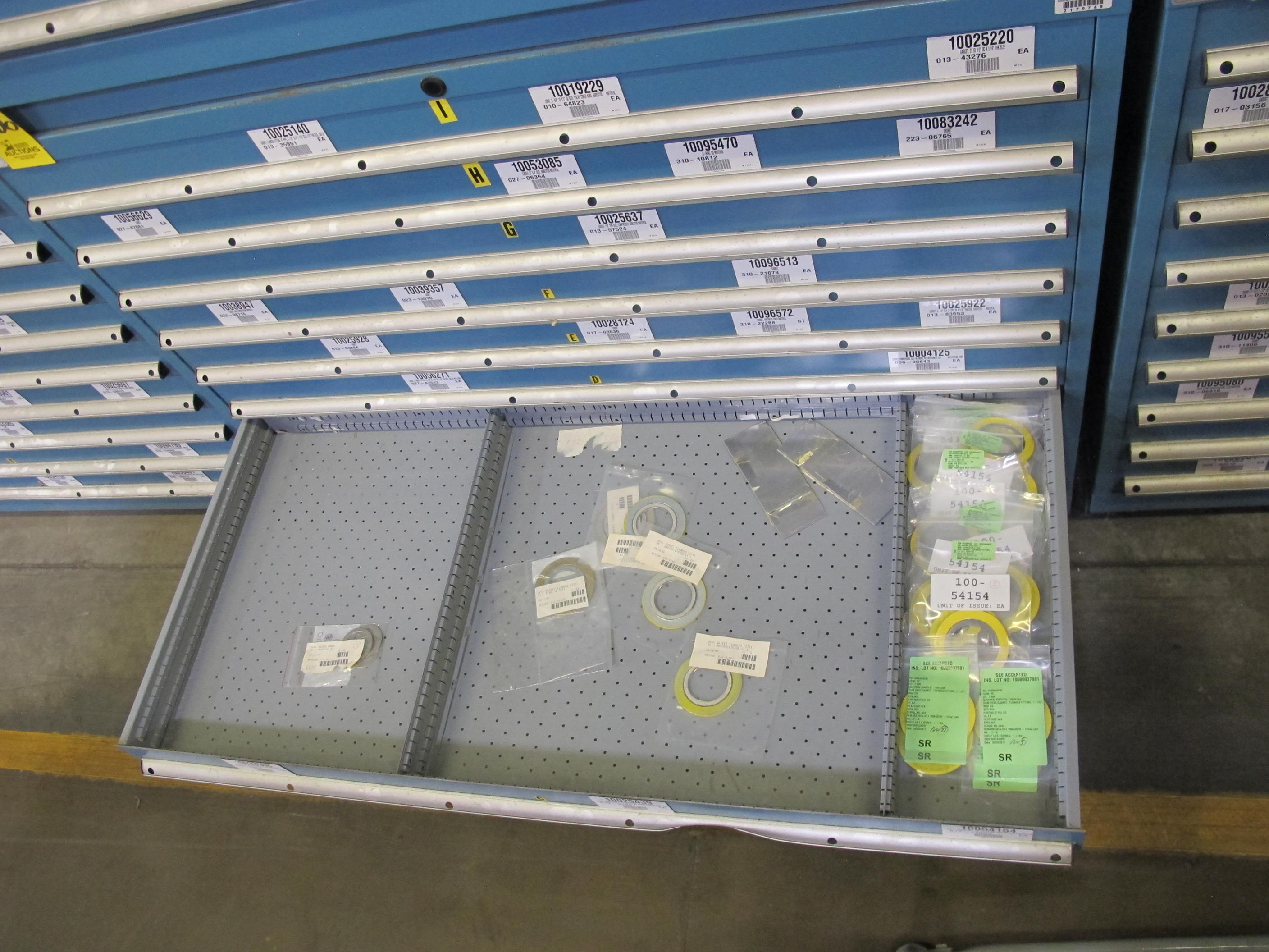 LISTA HEAVY DUTY 9-DRAWER PARTS CABINET W/ CONTENTS (W-50) LOADING & HANDLING FEE $25-